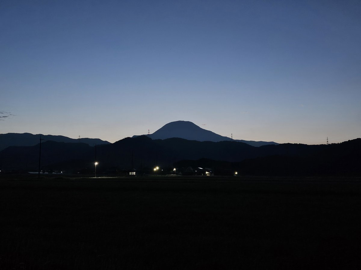 skjackfP4's tweet photo. 久しぶりに雲のない朝空！
最近は曇りの日が多かったから清々しかった。
今日も暑くなりそうだ💦 https://t.co/2cSWRTB8WP