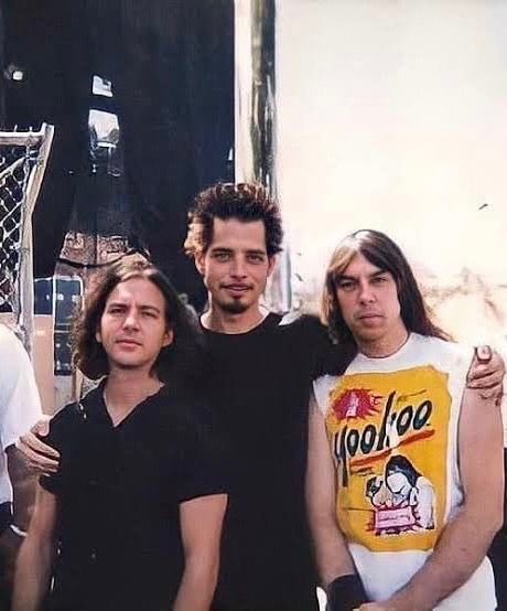 qrpress_'s tweet photo. Chris Cornell, Eddie Vedder &amp; Johnny Ramone… Soundgarden, Pearl Jam &amp; The Ramones https://t.co/M695A3Xko7