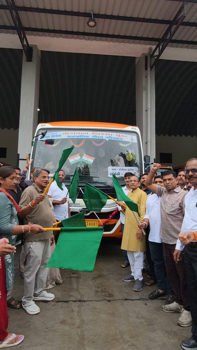jaydeep_kapoor's tweet photo. 🚌 છોટાઉદેપુર જિલ્લામાં વિકાસને મળી નવી ગતિ...

લોકલાડીલા ધારાસભ્ય શ્રી અભેસિંહભાઈ તડવીના શુભ હસ્તે બોડેલી બસ ડેપોને ફાળવવામાં આવેલી 9 નવી બસોનું લોકાર્પણ કરવામાં આવ્યું.
જનહિત માટે વધુ એક મહત્વપૂર્ણ પગલું. ✨
જય જોહાર | જય ગુજરાત | ભારત માતા કી જય 🇮🇳
#Bodeli #GSRTC #NewBuses https://t.co/Fk9bPjpBXY