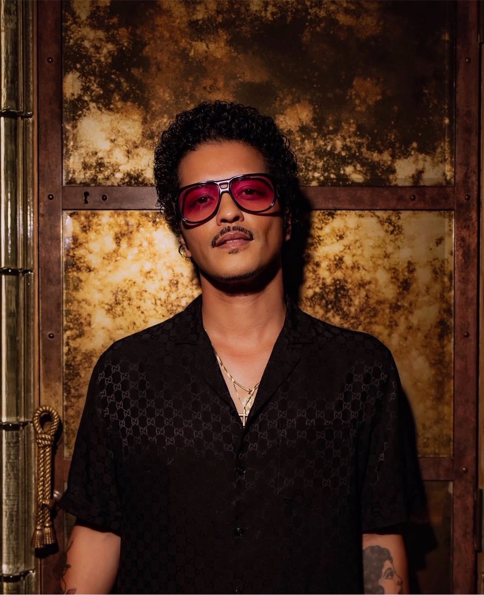 BrunoMarsAccess's tweet photo. E fora do Twitter? Bruno Mars foi ontem o artista com mais canções ultrapassando a marca de 1 MILHÃO de streams diários no Spotify: DOZE faixas do artista superaram essa marca na plataforma.

Die With a Smile: 2.54M
Risk It All: 2.26M
Locked Out Of Heaven: 2.19M
Just The Way You Are: 1.87M
I Just Might: 1.77M
APT.: 1.64M
That’s What I Like: 1.60M
When I Was Your Man: 1.23M
Uptown Funk: 1.18M
Talking To The Moon: 1.15M
It Will Rain: 1.03M
Nothin On You: 1.01M