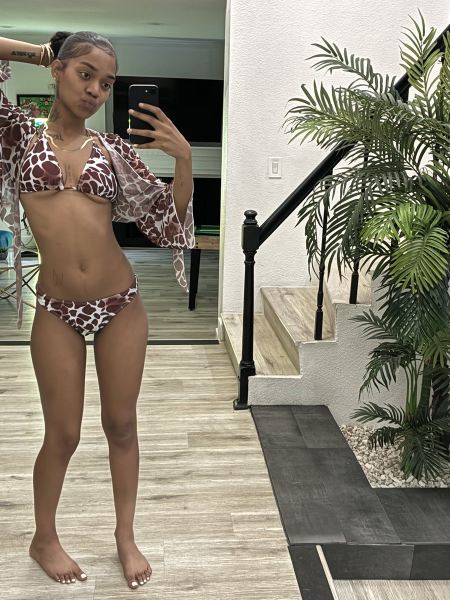 taylorjingxo's tweet photo. small fine shit https://t.co/Zg9loBb9gy