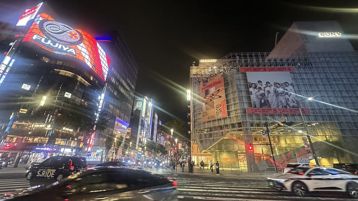 TLinM7's tweet photo. 最近、日本では外国人に対する規制や厳しい目線が以前より強くなっているように感じます。

しかし、日本で暮らしている外国人の多くは、決して「特別な待遇」を求めているわけではありません。

私たちは日本で真面目に働き、税金や社会保険料を納め、この社会の一員として生活しています。災害が起きればボランティア活動に参加し、自分が暮らす地域のために少しでも力になりたいと思っている外国人もたくさんいます。

人手不足が深刻な観光業、飲食業、介護、建設、物流など、多くの業界は外国人労働者によって支えられているのも事実です。

それにもかかわらず、最近では「外国人は優遇されている」「外国人は社会保障にただ乗りしている」といったイメージばかりが広がっています。

もちろん、日本人であっても外国人であっても、税金や保険料を支払わない人がいれば、法律に基づいて適切に対応すべきです。しかし、一部の問題を外国人全体の問題であるかのように語ることは、公平とは言えません。

現実には、外国人であるという理由だけで、賃貸住宅の契約を断られたり、高額な保証金や保証会社の利用を求められたりすることがあります。就職や昇進でも、見えない壁を感じる場面は少なくありません。

私たちは「特権」を持っているどころか、日本で生活するために、日本人以上の努力を求められることもあります。

経済が停滞し、人々の生活に不安が広がるとき、社会は分かりやすい「原因」を探したくなります。しかし、本来向き合うべき課題は、物価上昇や賃金、少子高齢化、社会保障制度など、もっと複雑な問題のはずです。

外国人を一括りにして社会問題の原因であるかのように扱うことは、本当の解決にはつながりません。

日本は、国籍ではなく、一人ひとりの行動で評価される社会であってほしいと思います。

真面目に働き、ルールを守り、この国に貢献しようとしている人であれば、日本人であっても外国人であっても、同じように尊重される社会であってほしい。そのような日本であれば、日本はもっと魅力的で、もっと強い国になれると私は信じています！！