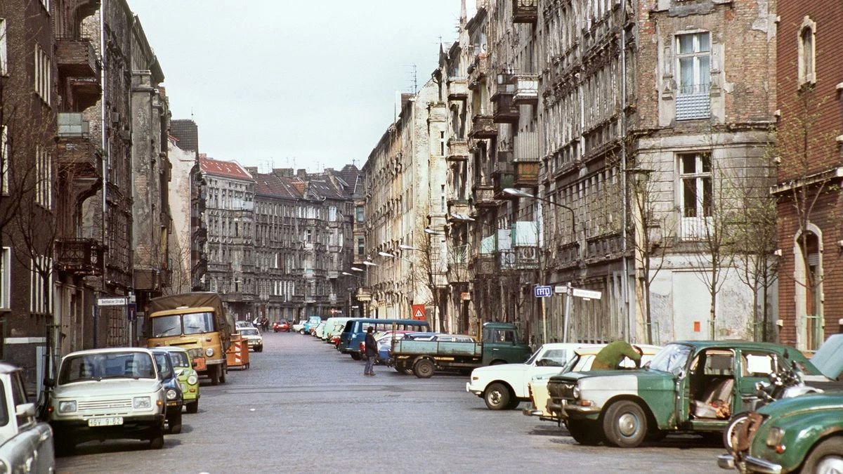 realPlebejer's tweet photo. Mit heruntergekommenen Altbau-Fassaden in der DDR wird immer noch Propaganda gemacht. Dass es bis heute in vielen Städten kapitalistischer Staaten nicht besser aussieht, wird ausgeblendet oder gar als romantisch-charmant verkauft. In Venedig etwa gibt es kaum eine intakte Fassade https://t.co/k1jgPaxp6U