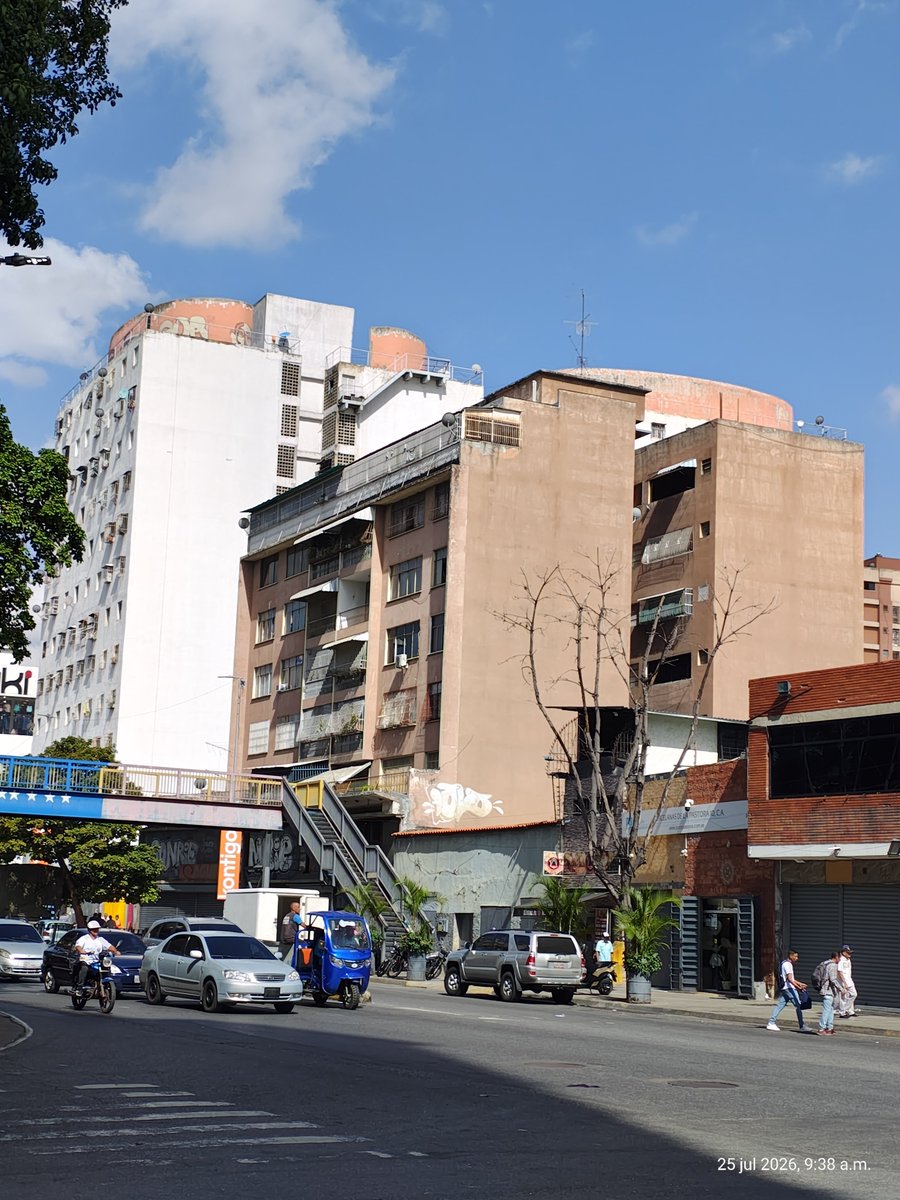 Tomasmbosch's tweet photo. Amigos, este es el Edificio al que se le está solicitando la ayuda en la Av San Martín. Este marrón. Frente a elnqkeda el Colegio La República del Ecuador. Les dejo el número de una de las personas damnificadas de esa residencia: Sra Kaurusan: 0424 6050347 https://t.co/RWYnV0tuLJ