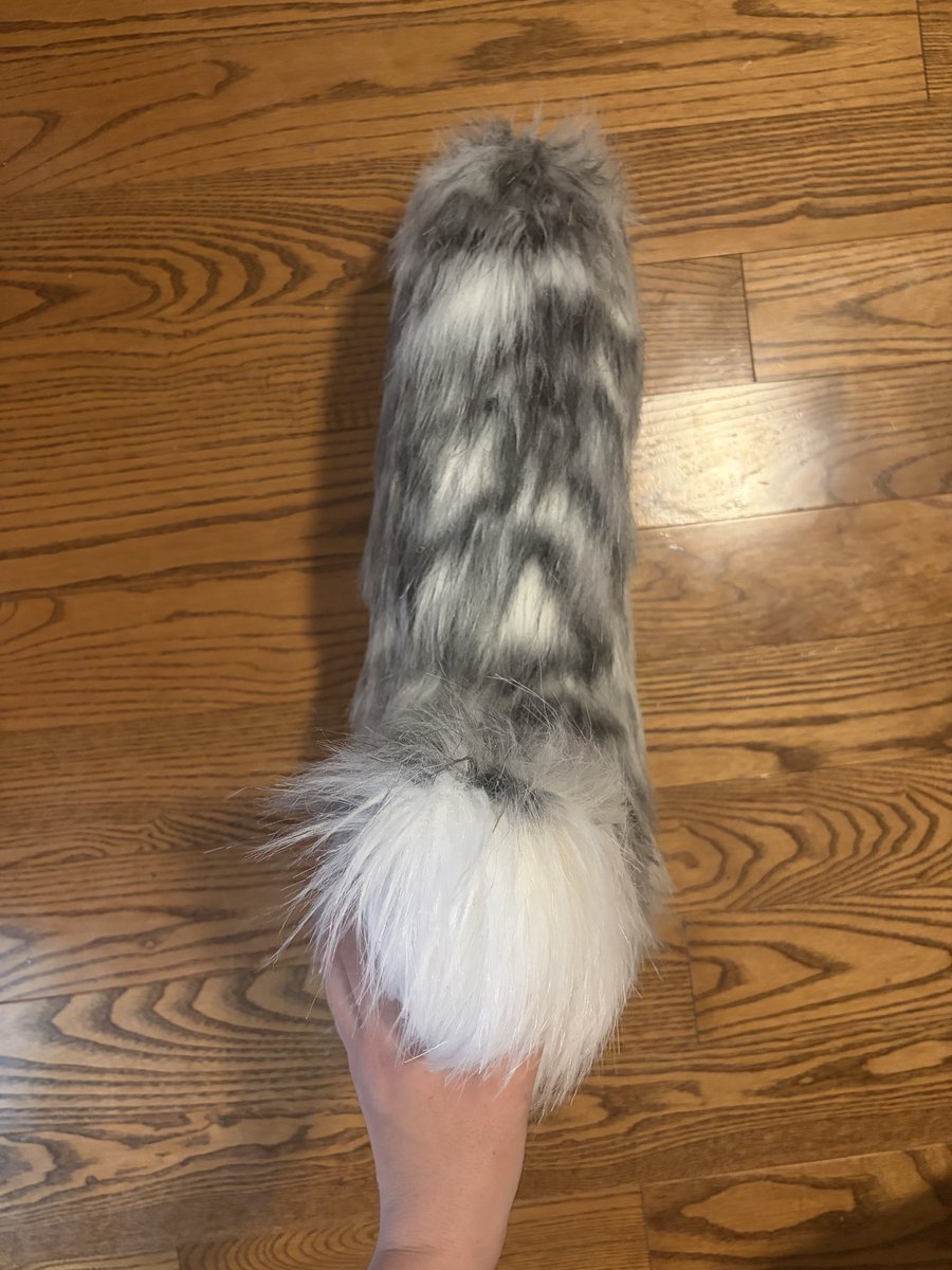 indiearctics's tweet photo. selling this gorgeous HQ snow leopard tail for $40 USD! 

only been worn to a couple of cons but has been kept in amazing condition since. selling to get a custom tail

reply if interested :) also looking for tail makers! 

#furry #fursuitforsale #fursuit #fursuiter https://t.co/5cuCrFAItT