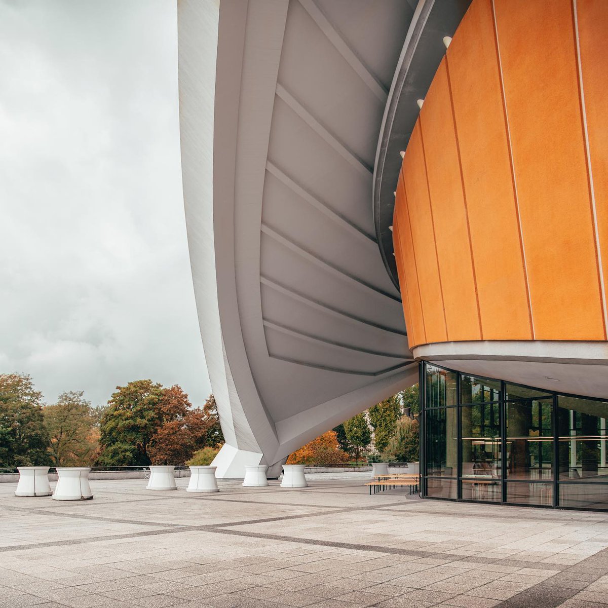 Arch_Dokun77's tweet photo. What do you see as the concept  behind  this building?🍤✴

Haus der Kulturen der Welt.🔺️🏗
Berlin, Germany.📍 https://t.co/ojLtxp49qJ