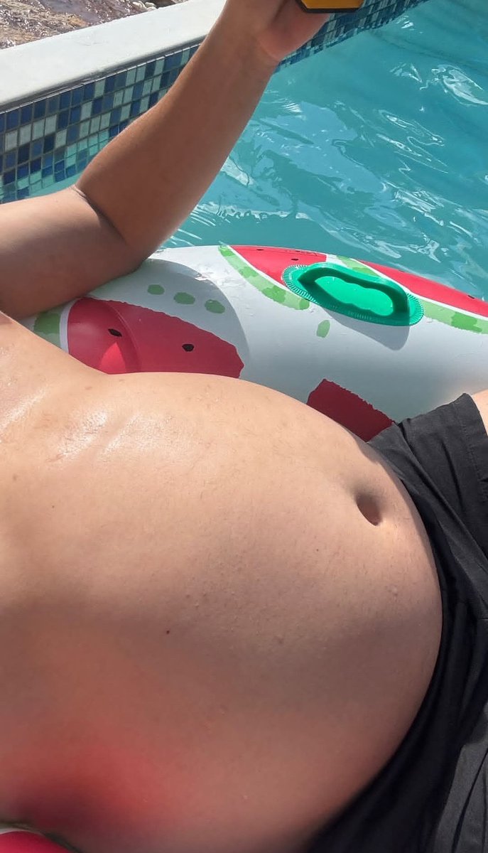 leonfatboy1's tweet photo. Quem brilha mais? O sol ou minha barriga enorme? Lembram que eu comi o almoço inteiro? Acho que acabei de comer parte do jantar sozinho https://t.co/JCcTSFBIvL