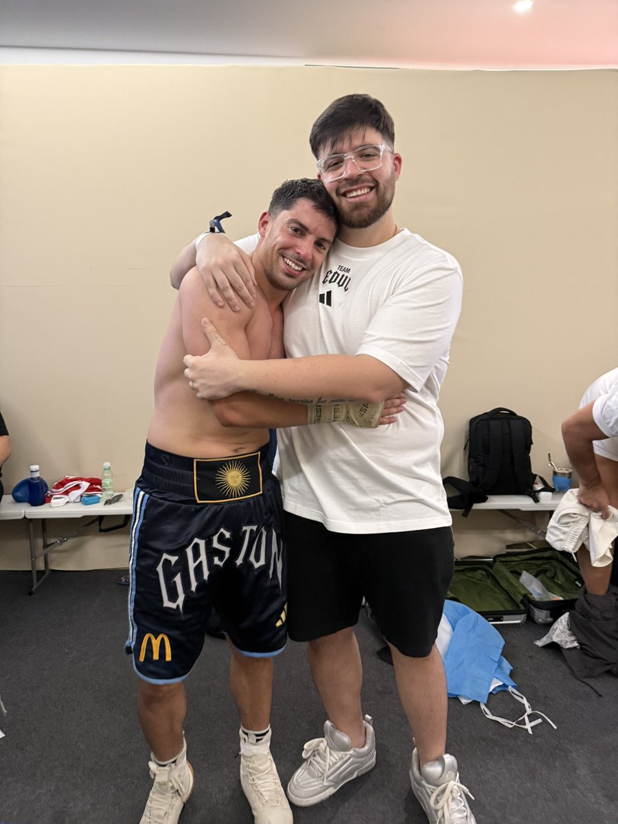 lautarodeIcampo's tweet photo. Querido amigo, lo hiciste muy bien. En ningún momento dudaste e hiciste una pelea espectacular. Toda tu familia y amigos están orgullosos de vos.

El cinturón más grande que tenes es el cariño de la gente y eso es lo más importante de todo. Vamos.

Te quiero, Gastón. https://t.co/0ekdNoxQFd