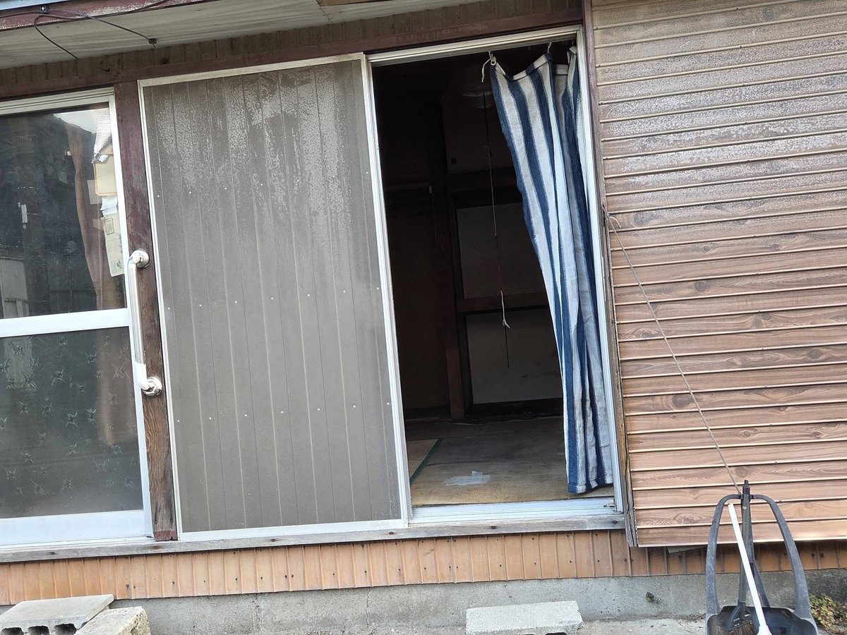 anti_poverty_NW's tweet photo. 今日も悪質無料低額宿泊所「コアラの里」の入所者からのｓｏｓを受け東松山市に向かった。ｓｏｓの内容は「キャッシュカードをとられ暗証番号きかれました。ご飯も、雀の涙ほどで水も500mmのペットボトル1本しか支給されません。」何人救済しても埼玉県議会で問題にしても全く改善されていない。相談者は埼玉県ｋ市福祉事務所から案内されたという。生活保護申請したのは５日前、所持金がゼロ円だったが福祉事務所からの法外貸付もなかった。入所後にキャッシュカードをとられた。極暑のコアラの里では１階の入所者が殆ど窓を開けていた。部屋の中で倒れこんでいるような姿が見える。相談者に聞いたら横の部屋の入所者が泡を吐き熱中症で病院に緊急搬送されたそうだ。まだ帰ってこない。この施設ではエアコンすらない。相談者は言う。「ｓｏｓを出すのが遅れていたら熱中症で死んでいたかもしれない」週末は風呂に入る事も禁止されているという。「キャッシュカードを返してほしい」対応した施設長代理は弁解した。「キャッシュカードを預からないと失踪者が増えてしまう」こんな劣悪で人権侵害の施設であれば失踪するのは当然だ。ちなみに施設長代理は入所者で生活保護利用者のように見えた。５人以上救済に訪れているので施設側は私に抵抗する事はしない。荷物を積み週末は予約したビジネスホテルに宿泊してもらい月曜にｋ市福祉事務所との交渉をおこなう。「もう二度とコアラの里に誘導する事を止めること、福祉事務所が人権侵害に加担するな、公的責任を果たせ！」