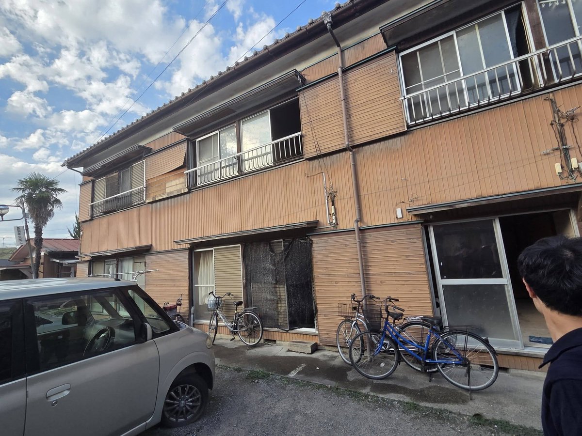 anti_poverty_NW's tweet photo. 今日も悪質無料低額宿泊所「コアラの里」の入所者からのｓｏｓを受け東松山市に向かった。ｓｏｓの内容は「キャッシュカードをとられ暗証番号きかれました。ご飯も、雀の涙ほどで水も500mmのペットボトル1本しか支給されません。」何人救済しても埼玉県議会で問題にしても全く改善されていない。相談者は埼玉県ｋ市福祉事務所から案内されたという。生活保護申請したのは５日前、所持金がゼロ円だったが福祉事務所からの法外貸付もなかった。入所後にキャッシュカードをとられた。極暑のコアラの里では１階の入所者が殆ど窓を開けていた。部屋の中で倒れこんでいるような姿が見える。相談者に聞いたら横の部屋の入所者が泡を吐き熱中症で病院に緊急搬送されたそうだ。まだ帰ってこない。この施設ではエアコンすらない。相談者は言う。「ｓｏｓを出すのが遅れていたら熱中症で死んでいたかもしれない」週末は風呂に入る事も禁止されているという。「キャッシュカードを返してほしい」対応した施設長代理は弁解した。「キャッシュカードを預からないと失踪者が増えてしまう」こんな劣悪で人権侵害の施設であれば失踪するのは当然だ。ちなみに施設長代理は入所者で生活保護利用者のように見えた。５人以上救済に訪れているので施設側は私に抵抗する事はしない。荷物を積み週末は予約したビジネスホテルに宿泊してもらい月曜にｋ市福祉事務所との交渉をおこなう。「もう二度とコアラの里に誘導する事を止めること、福祉事務所が人権侵害に加担するな、公的責任を果たせ！」
