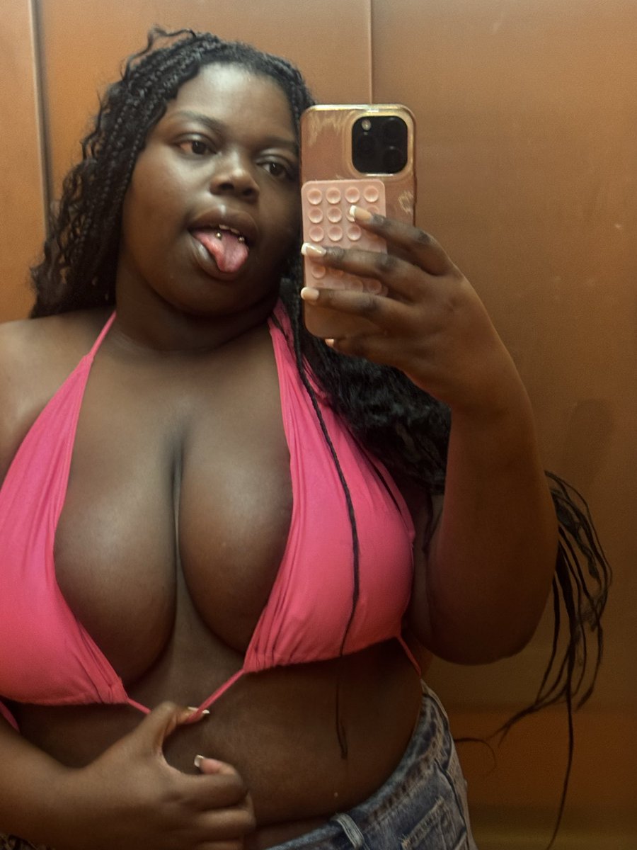 Teedaley_x's tweet photo. Who wants to be my camera man 🙇🏾‍♀️🙇🏾‍♀️ #trending #NSFW #nsfwtwt https://t.co/vMz9mJLWuS