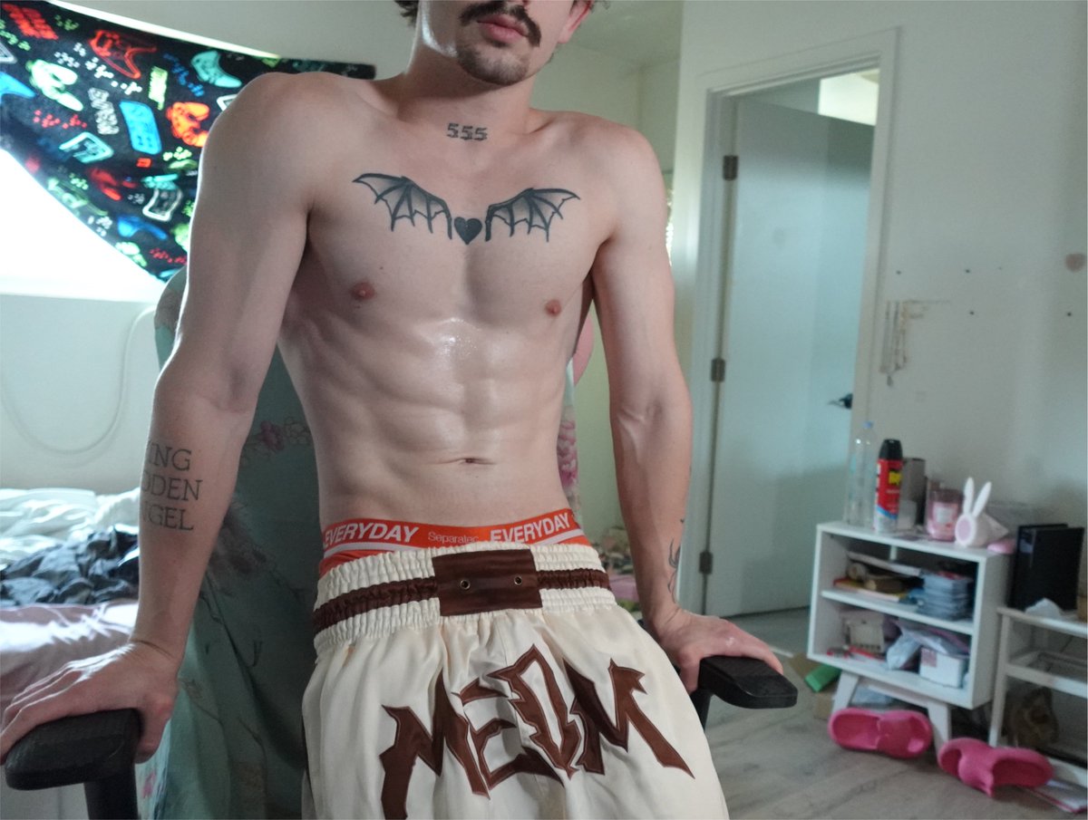 broisdani's tweet photo. Hey friends 😏🖤

#onlyfans #abs https://t.co/PLLkOJkWN8