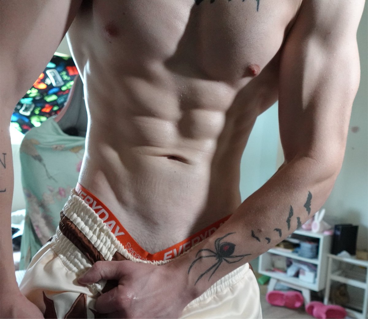broisdani's tweet photo. Hey friends 😏🖤

#onlyfans #abs https://t.co/PLLkOJkWN8