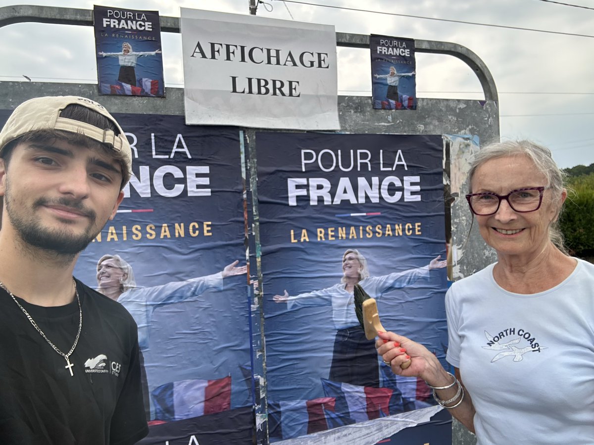 Arthur_Laporte_'s tweet photo. Après-midi collage avec ma coéquipière ! 🇫🇷

Le bleu marine reste décidément la plus belle couleur pour l'Indre et pour la France ! 😉💙

#MarinePrésidente #jusquàlavictoire https://t.co/y4IR5uT7rv