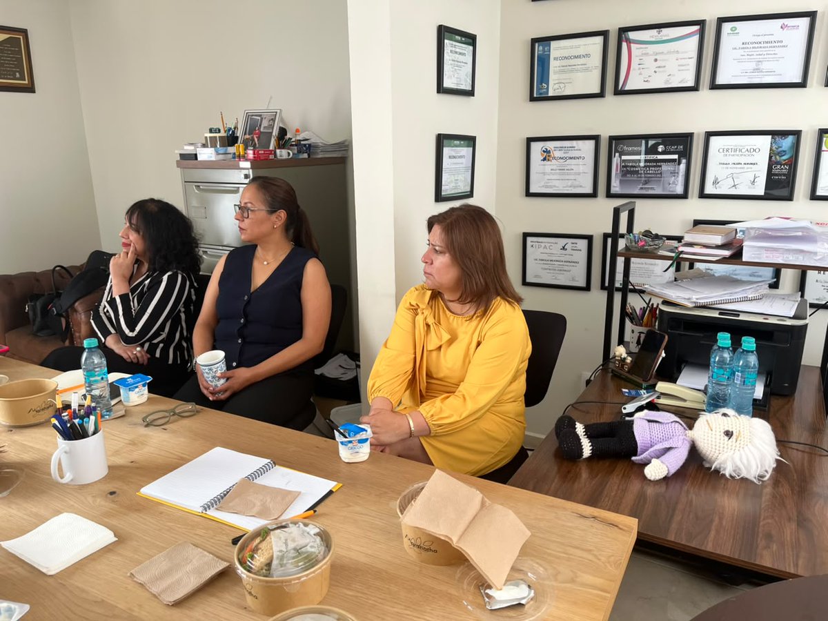 fmhdz's tweet photo. Vivimos la primera Sesión de Consejo de BRINCA e hicimos entrega de los nombramientos de las comisiones a mujeres extraordinarias que decidieron asumir el compromiso de liderar, construir y abrir camino para muchas más. https://t.co/dnSdOns6Z4
