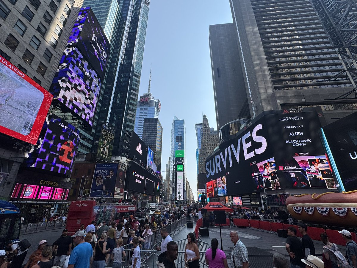 mhillofficial's tweet photo. Back in the city that never sleeps 🇺🇸 #NewYork #Broadway #TimesSquare https://t.co/fQOobpUSqP
