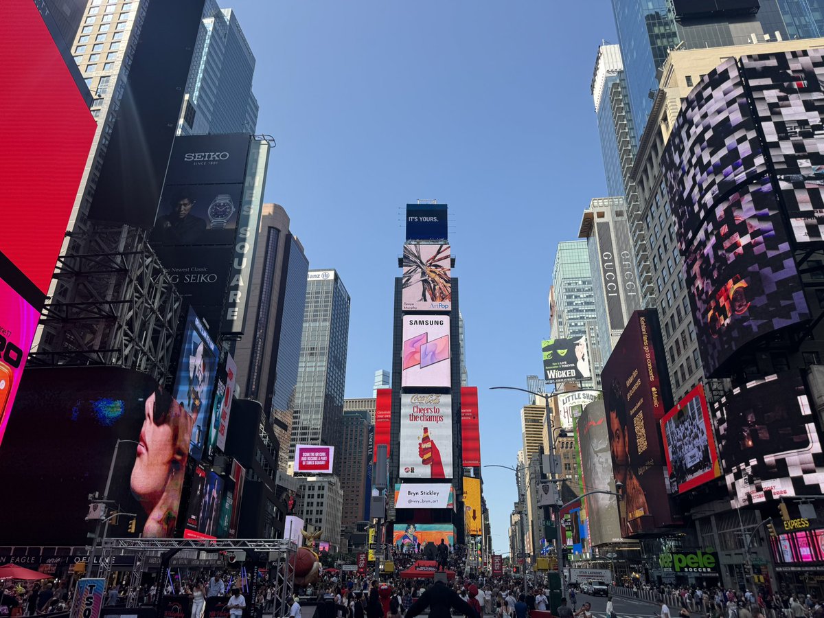 mhillofficial's tweet photo. Back in the city that never sleeps 🇺🇸 #NewYork #Broadway #TimesSquare https://t.co/fQOobpUSqP