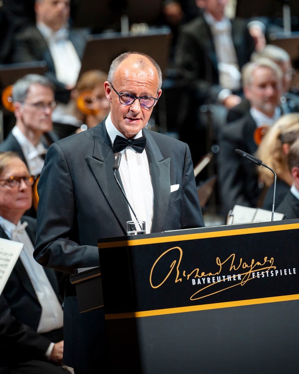 jreichelt's tweet photo. Eröffnung der Festspiele in Bayreuth: Merz ist da und hält eine Rede.
Trauerfeier für den ermordeten Marius in Trier: Merz ist nicht da und hält keine Rede.
Merz trägt Schwarz, weil er feiert.
Marius' Eltern tragen Schwarz, weil sie trauern.
Beides am selben Tag.
In der Politik versteht so gut wie niemand mehr, warum das Menschen zornig macht.