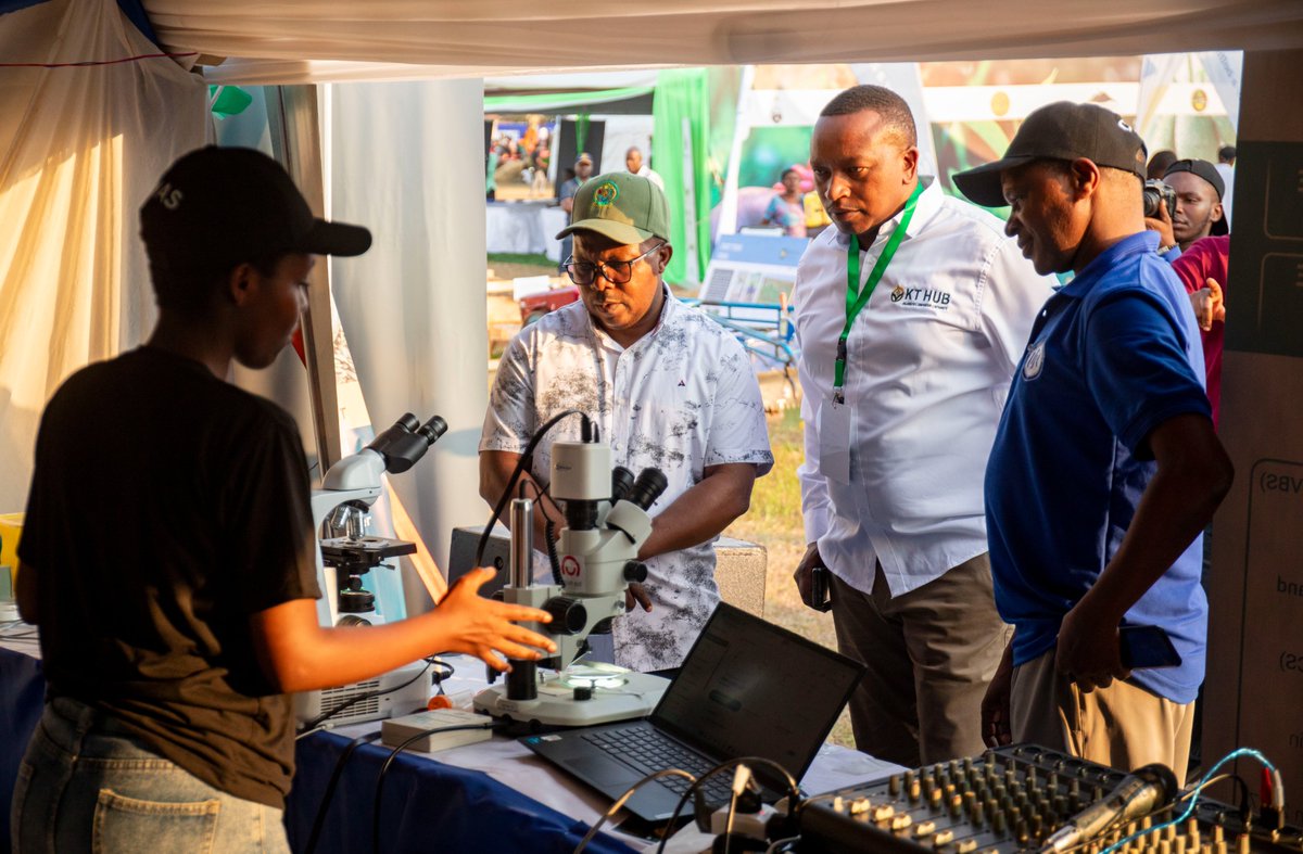 RwandaAgri's tweet photo. Today, Hon. Minister @T_Ndabamenye visited #RwandaAgriShow2026, where he interacted with exhibitors, farmers, and agribusiness actors, encouraging them to increase productivity through innovation and modern farming practices to accelerate the transformation of Rwanda's agriculture and livestock sector.

#RwandaAgriShow2026
