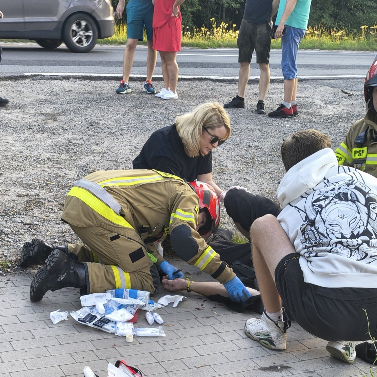 OloCzarny's tweet photo. Wypadek na DK94 w Stanowicach,dzisiaj, samochód potrącił parę jadącą motocyklem.
Moja żona pomaga opatrzeć rannych - złamania otwarte, prawdopodobne urazy wewnętrzne. Sporo krwi, nie ma lekarza, są strażacy, po 20 min przyleciał helikopter. 
Dumny z niej jestem jak cholera, bo to jej się zdarza - zwykle nie tak drastycznie, ale jednak zdarza się, że bywa świadkiem wypadków. 
Ona wtedy wpada w taki tryb zadaniowy - zatamować krwotok, unieruchomić kończynę etc. 

Uczcie się pierwszej pomocy, bo w takich momentach to się cholernie przydaje. 
Poszkodowani przytomni, zabrani do szpitala .