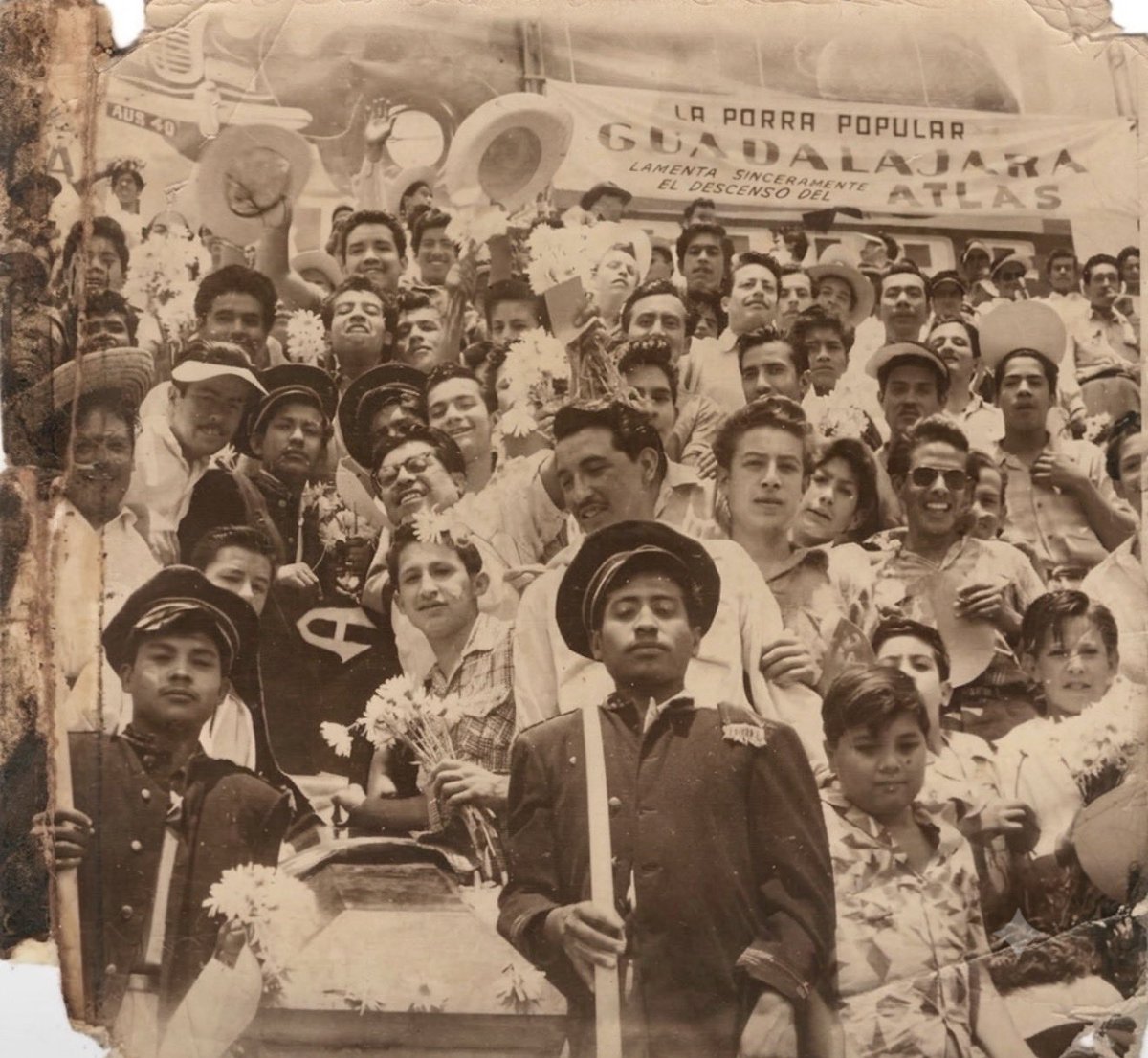 Champeinpapi1's tweet photo. “La Porra Popular Guadalajara lamenta sinceramente el descenso del Atlas”

Desde antes que muchos equipos existieran, Chivas y su gente ya se orinaban en el equipo de enfrente.

Guadalajara, Jalisco. Año de 1953. https://t.co/fMFcQCcqoe