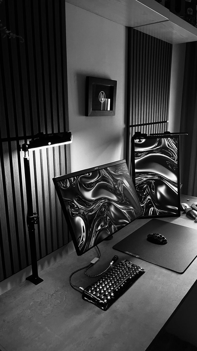 Dbz565's tweet photo. #desksetup https://t.co/rwuP2RyTS8
