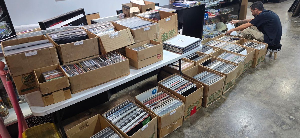CoolinOutTV's tweet photo. Lots of new vinyl at @trillphx swing by the shop. #records #vinyl https://t.co/D0TVvhPPrN