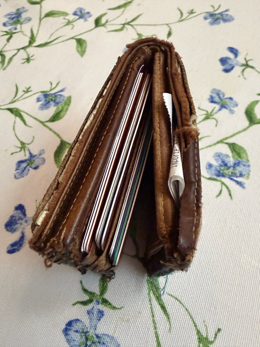 Pablo_LMN's tweet photo. Al Consejo de hombres, solicito permiso para cambiar la cartera tras 12 años de servicio. Me han regalado una nueva, aunque yo creo que todavía pude dar de sí: https://t.co/IRwtpMYkYi