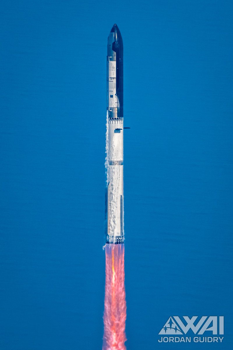 FelixSchlang's tweet photo. 🚨Starship Flight 13 in flight... with a twist!

This picture was taken by Jordan from the air looking down. 

What you see in the background isn't the sky. It's the ocean... 😍

@Jordanguidry6  &amp; @mymatrixplug rocked it out of the park! 8 Cameras recorded!!! https://t.co/RFQlOHjIML