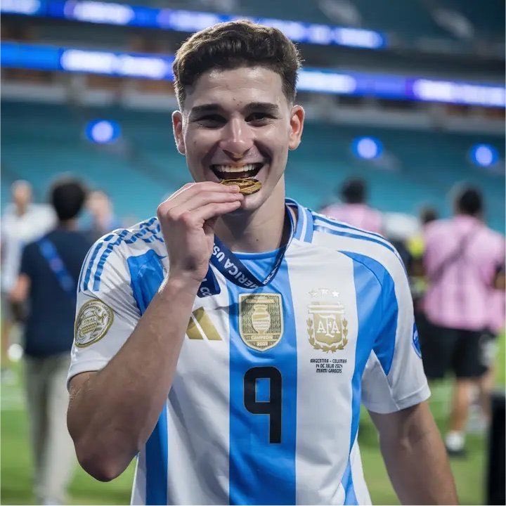 julienzolvr's tweet photo. ver la transición del jopo y pelo corto a FULL RULOS y largo de julian es lo mejor que me pudo haber pasado https://t.co/djCHpmHUzH