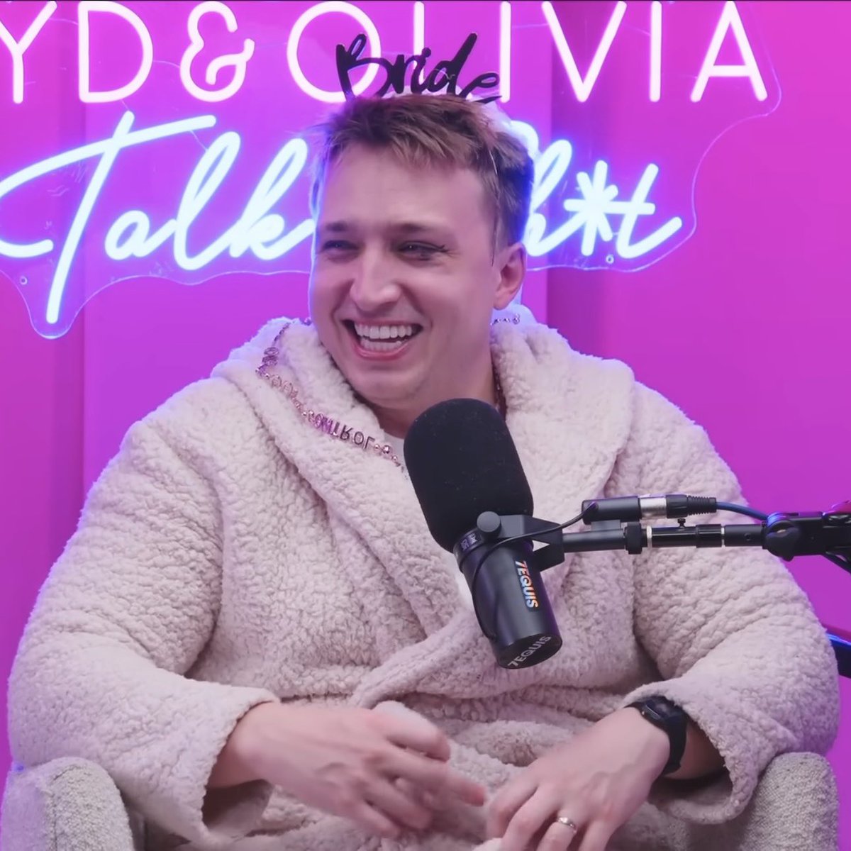 courtxsmosh's tweet photo. Love this genre of Shayne being a guest on a show and they dress him up 😅💀💀 https://t.co/MO6dlxBzBE