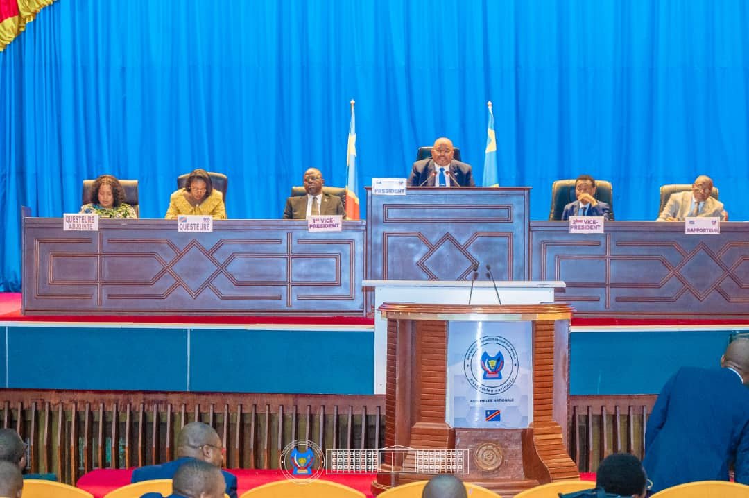 AssembleeNatRDC's tweet photo. ASSEMBLÉE NATIONALE : LA REPRÉSENTATION NATIONALE CLÔT SA SESSION EXTRAORDINAIRE APRÈS L’ADOPTION DE DEUX LOIS ET D’UNE RECOMMANDATION EN FAVEUR DE JULIANNA LUMUMBA, LE SPEAKER AIMÉ BOJI SALUE LE TRAVAIL ACCOMPLI PAR LES DÉPUTÉS NATIONAUX

L’Assemblée nationale a clôturé, ce samedi 25 juillet, sa session extraordinaire après avoir adopté deux projets de loi harmonisés avec le Sénat ainsi qu’une recommandation en faveur de la candidature de Julianna Lumumba au poste de secrétaire générale de l’Organisation internationale de la Francophonie (OIF).

Les Députés nationaux ont adopté les rapports de la commission mixte paritaire chargée de régler les divergences entre les deux chambres du Parlement concernant les projets de loi relatifs au marché boursier et au régime fiscal applicable aux conventions de collaboration.

Les deux textes ont été approuvés dans leur version harmonisée à l’issue d’un vote par appel nominal, après vérification du quorum.

L’Assemblée nationale a également adopté une recommandation demandant au Gouvernement de soutenir activement la candidature de Julianna Lumumba à la tête de l’OIF. Cette recommandation prévoit notamment la mobilisation du réseau diplomatique congolais auprès des États membres de l’organisation. Le Gouvernement devra également présenter au Parlement, avant le 16 novembre 2026, un rapport sur les démarches entreprises dans ce cadre.

Dans son petit mot de clôture, le Président de l’Assemblée nationale, l'Honorable Aimé Boji Sangara, a salué le travail réalisé par les Députés au cours de cette session extraordinaire, qu’il a qualifiée d’historique .

Il a notamment souligné que, pour la première fois sous la Troisième République, l’Assemblée nationale a examiné et adopté l’ensemble des matières inscrites à l’ordre du jour d’une session extraordinaire, initialement au nombre de 25.

Aimé Boji Sangara a félicité les Députés nationaux pour leur assiduité et leur engagement dans l’examen des différentes matières soumises à leur appréciation.

Conformément à l’article 116, alinéa 2, de la Constitution et à l’article 79, alinéa 2, du Règlement intérieur de l’Assemblée nationale, le président de la Chambre basse a officiellement déclaré close la session extraordinaire.
.