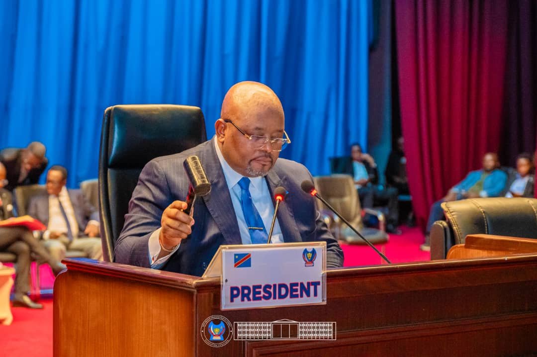 AssembleeNatRDC's tweet photo. ASSEMBLÉE NATIONALE : LA REPRÉSENTATION NATIONALE CLÔT SA SESSION EXTRAORDINAIRE APRÈS L’ADOPTION DE DEUX LOIS ET D’UNE RECOMMANDATION EN FAVEUR DE JULIANNA LUMUMBA, LE SPEAKER AIMÉ BOJI SALUE LE TRAVAIL ACCOMPLI PAR LES DÉPUTÉS NATIONAUX

L’Assemblée nationale a clôturé, ce samedi 25 juillet, sa session extraordinaire après avoir adopté deux projets de loi harmonisés avec le Sénat ainsi qu’une recommandation en faveur de la candidature de Julianna Lumumba au poste de secrétaire générale de l’Organisation internationale de la Francophonie (OIF).

Les Députés nationaux ont adopté les rapports de la commission mixte paritaire chargée de régler les divergences entre les deux chambres du Parlement concernant les projets de loi relatifs au marché boursier et au régime fiscal applicable aux conventions de collaboration.

Les deux textes ont été approuvés dans leur version harmonisée à l’issue d’un vote par appel nominal, après vérification du quorum.

L’Assemblée nationale a également adopté une recommandation demandant au Gouvernement de soutenir activement la candidature de Julianna Lumumba à la tête de l’OIF. Cette recommandation prévoit notamment la mobilisation du réseau diplomatique congolais auprès des États membres de l’organisation. Le Gouvernement devra également présenter au Parlement, avant le 16 novembre 2026, un rapport sur les démarches entreprises dans ce cadre.

Dans son petit mot de clôture, le Président de l’Assemblée nationale, l'Honorable Aimé Boji Sangara, a salué le travail réalisé par les Députés au cours de cette session extraordinaire, qu’il a qualifiée d’historique .

Il a notamment souligné que, pour la première fois sous la Troisième République, l’Assemblée nationale a examiné et adopté l’ensemble des matières inscrites à l’ordre du jour d’une session extraordinaire, initialement au nombre de 25.

Aimé Boji Sangara a félicité les Députés nationaux pour leur assiduité et leur engagement dans l’examen des différentes matières soumises à leur appréciation.

Conformément à l’article 116, alinéa 2, de la Constitution et à l’article 79, alinéa 2, du Règlement intérieur de l’Assemblée nationale, le président de la Chambre basse a officiellement déclaré close la session extraordinaire.
.