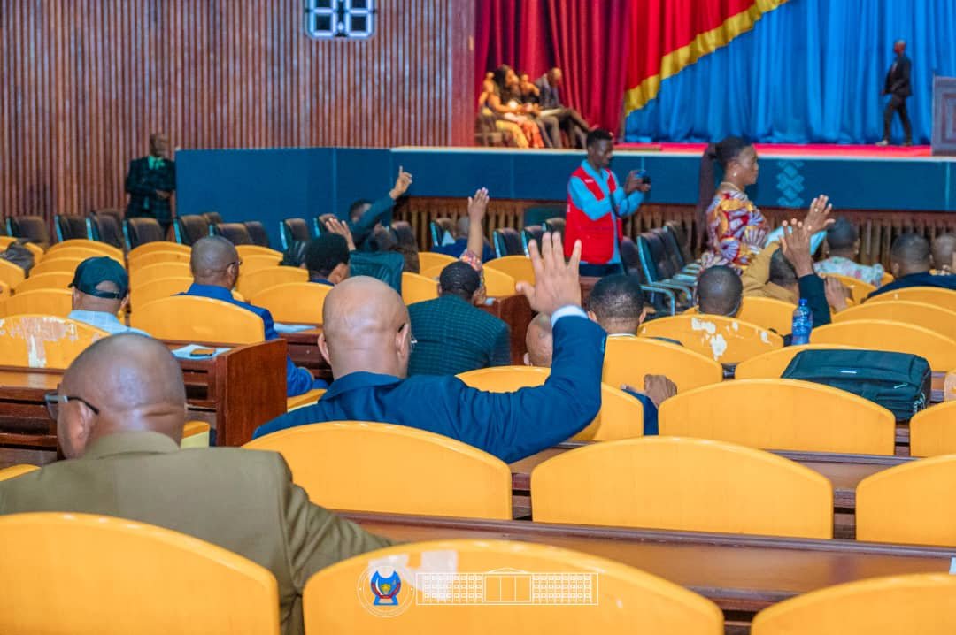 AssembleeNatRDC's tweet photo. ASSEMBLÉE NATIONALE : LA REPRÉSENTATION NATIONALE CLÔT SA SESSION EXTRAORDINAIRE APRÈS L’ADOPTION DE DEUX LOIS ET D’UNE RECOMMANDATION EN FAVEUR DE JULIANNA LUMUMBA, LE SPEAKER AIMÉ BOJI SALUE LE TRAVAIL ACCOMPLI PAR LES DÉPUTÉS NATIONAUX

L’Assemblée nationale a clôturé, ce samedi 25 juillet, sa session extraordinaire après avoir adopté deux projets de loi harmonisés avec le Sénat ainsi qu’une recommandation en faveur de la candidature de Julianna Lumumba au poste de secrétaire générale de l’Organisation internationale de la Francophonie (OIF).

Les Députés nationaux ont adopté les rapports de la commission mixte paritaire chargée de régler les divergences entre les deux chambres du Parlement concernant les projets de loi relatifs au marché boursier et au régime fiscal applicable aux conventions de collaboration.

Les deux textes ont été approuvés dans leur version harmonisée à l’issue d’un vote par appel nominal, après vérification du quorum.

L’Assemblée nationale a également adopté une recommandation demandant au Gouvernement de soutenir activement la candidature de Julianna Lumumba à la tête de l’OIF. Cette recommandation prévoit notamment la mobilisation du réseau diplomatique congolais auprès des États membres de l’organisation. Le Gouvernement devra également présenter au Parlement, avant le 16 novembre 2026, un rapport sur les démarches entreprises dans ce cadre.

Dans son petit mot de clôture, le Président de l’Assemblée nationale, l'Honorable Aimé Boji Sangara, a salué le travail réalisé par les Députés au cours de cette session extraordinaire, qu’il a qualifiée d’historique .

Il a notamment souligné que, pour la première fois sous la Troisième République, l’Assemblée nationale a examiné et adopté l’ensemble des matières inscrites à l’ordre du jour d’une session extraordinaire, initialement au nombre de 25.

Aimé Boji Sangara a félicité les Députés nationaux pour leur assiduité et leur engagement dans l’examen des différentes matières soumises à leur appréciation.

Conformément à l’article 116, alinéa 2, de la Constitution et à l’article 79, alinéa 2, du Règlement intérieur de l’Assemblée nationale, le président de la Chambre basse a officiellement déclaré close la session extraordinaire.
.