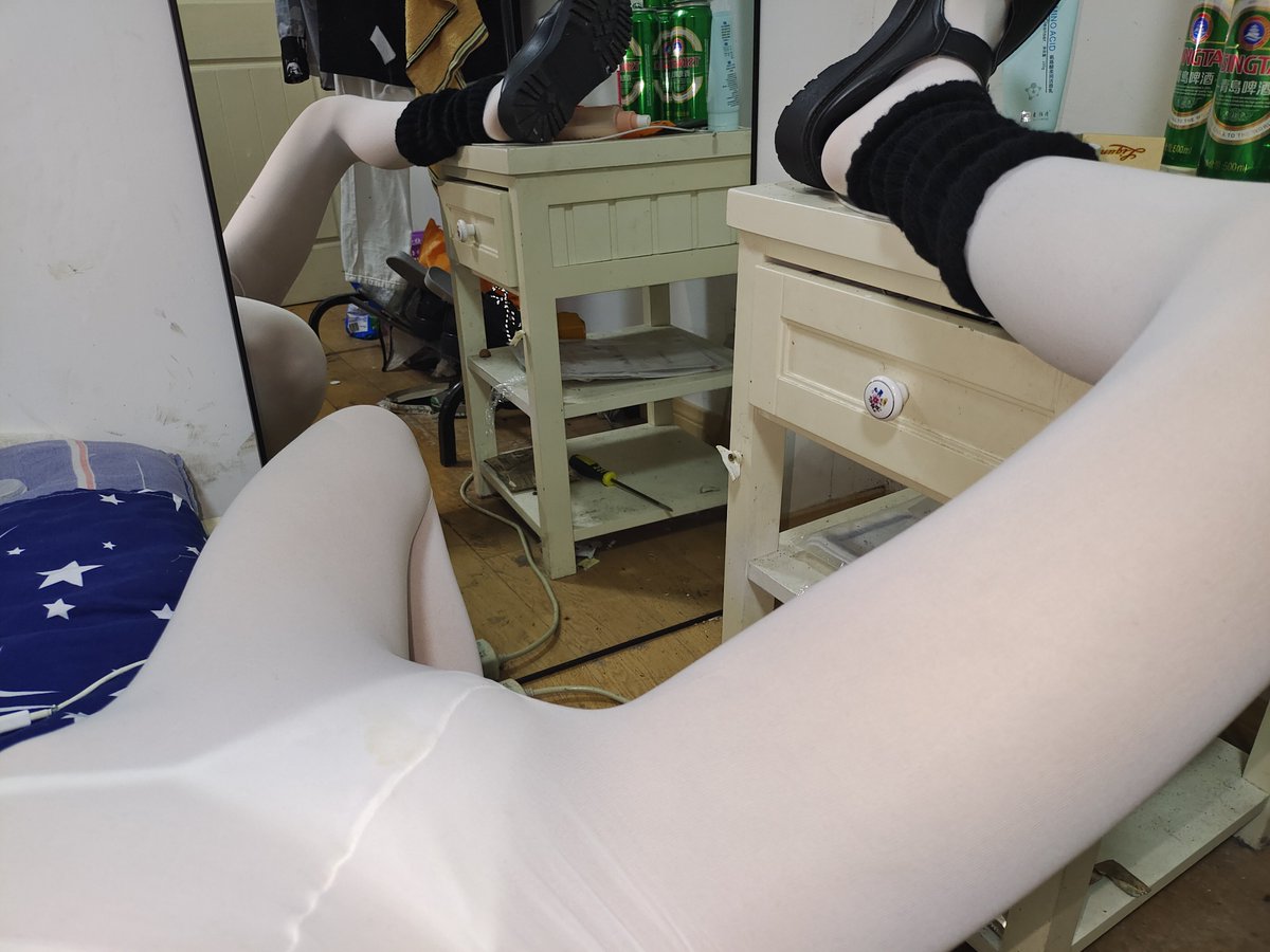 8744wn's tweet photo. 要是被舍友知道你边上躺个小母狗该怎么办呢 会不会被艹死啊🥵🥵🥵🥵🥵 https://t.co/KScnPirwBx