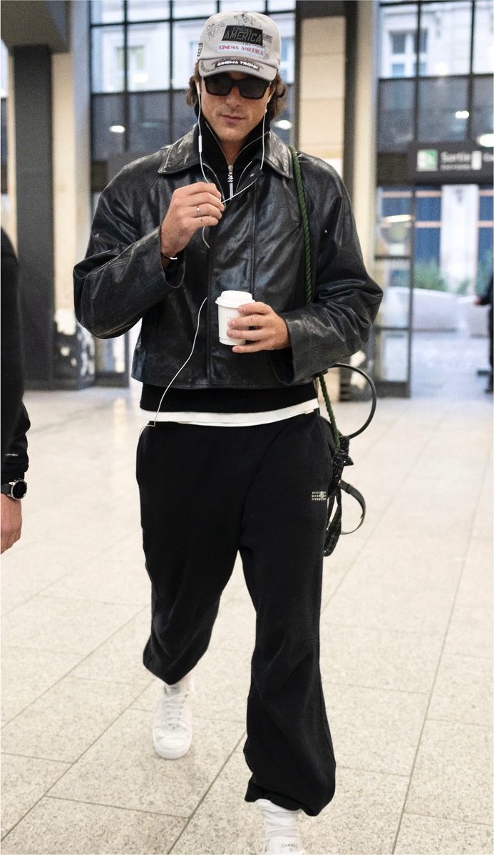 elordisdior's tweet photo. obsessed with jacob elordi’s street style ✮ https://t.co/EsAgqAbiBd