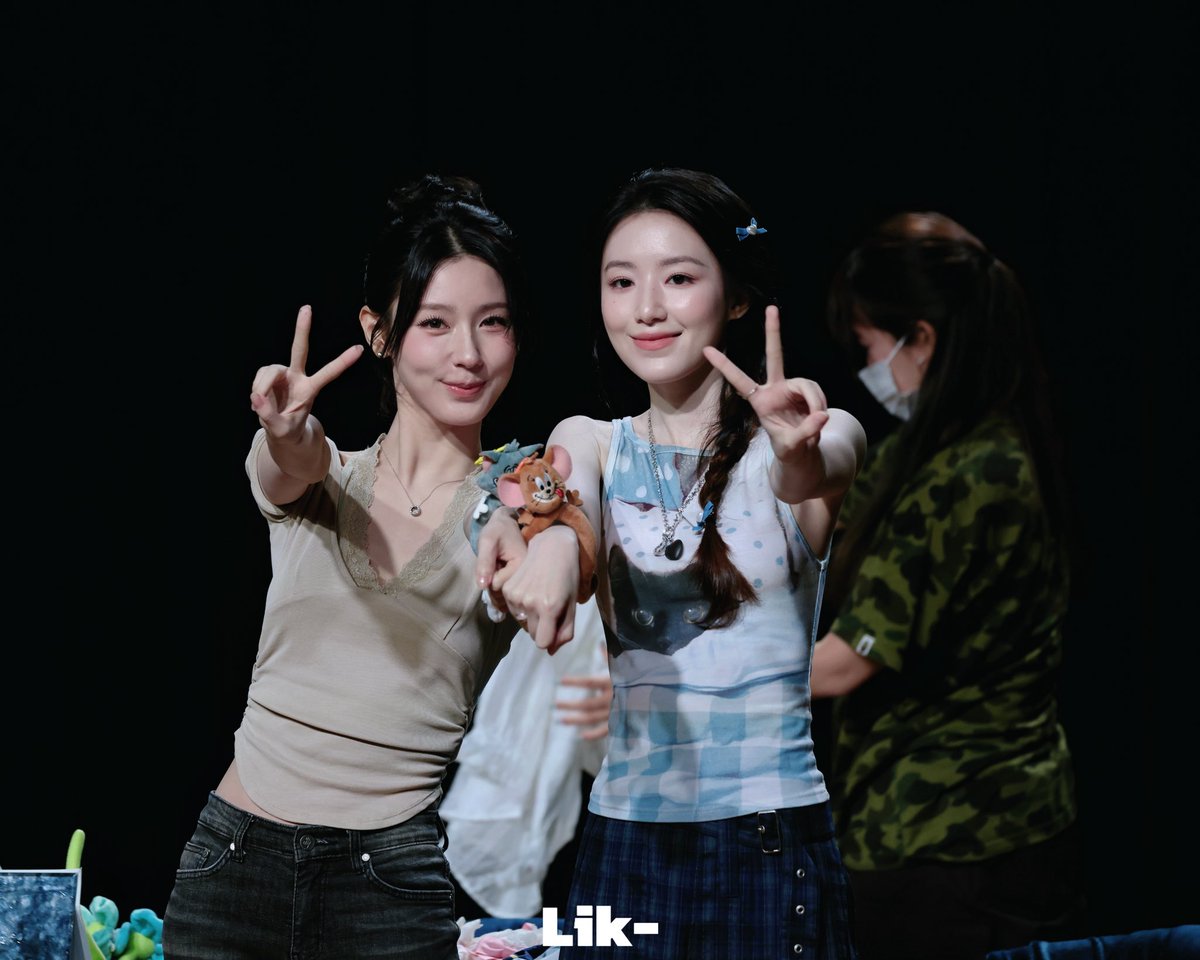 LJY0823hqls's tweet photo. 260725 Apple Music

Tom &amp; Jerry 🥰
#MIYEON #SHUHUA #TJ 
#슈화 #미연 #티제이 https://t.co/YVOwyaMTSW