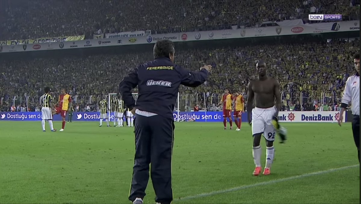 ksplprt's tweet photo. @casdios123 Bak bak bunu diyenin hocasının Süper finalde giydiğine bak bir de bu maçta Alex'i yedek bırakıp kupayı Kadıköy'de Galatasaray'a vermişti. 
Haşortmanlı Aykut https://t.co/WYCayKSmq8