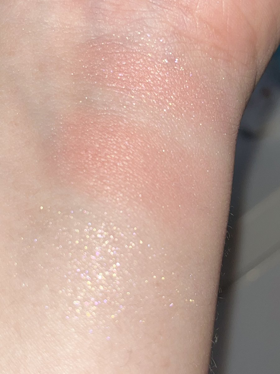 Kajamizzim's tweet photo. #쟈미단종템_약올리기
형광 복숭아코랄&amp;핑크레몬빔 듀오섀도우🍧🍋

이건 단종보다 더 마음 아픈 리뉴얼빔을 맞은 제품••
나온지 10년은 된 제품인데 미친 샹들리에급 다색펄이었음

베이크드에서 프레스드로 바뀌고 색도 달라졌다고 들었는데 아껴써야지🥺 https://t.co/6WJHdbZKnk