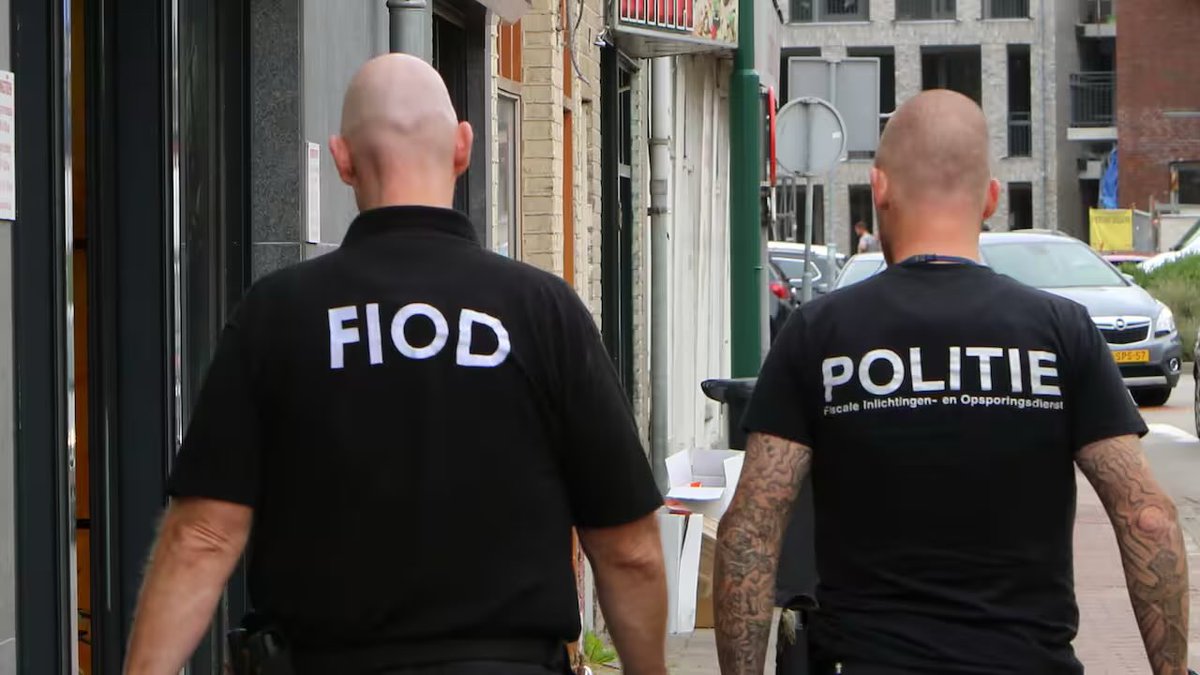 roaldcs's tweet photo. De FIOD verdenkt je.

Inval. Beslag. Hechtenis. Strafzaak. Jaren lang ellende.

Klanten weg. Bank weg. Omzet weg. Reputatie vernietigd. Bedrijf kapot. Soms een levenswerk van vele jaren in puin.

Dan volgt de vrijspraak.

En de Staat? Die loopt gewoon weg.

Geen automatische vergoeding van de onderneming die door het overheidsoptreden is gesloopt. Geen automatisch herstel van verloren omzet, klanten, kredietwaardigheid of reputatie.

Wil je schadevergoeding? Dan mag jij gaan bewijzen dat de overheid onrechtmatig heeft gehandeld.

En daar wordt het ronduit pervers.

Want wie beschikt over de interne stukken waarmee je dat mogelijk kunt bewijzen?

Diezelfde overheid.

Je hebt niet vanzelfsprekend toegang tot het volledige interne dossier van Belastingdienst en FIOD: wie wist wat, welke twijfels bestonden, welke waarschuwingen zijn genegeerd, waarom werd doorgezet, welke interne communicatie ging eraan vooraf?

De Staat kan je dus vervolgen, financieel slopen en vervolgens tegen je zeggen:

Bewijs maar dat wij fout zaten. Met bewijs dat grotendeels bij ons ligt. 

Dit is geen rechtsgelijkheid.

Dit is een overheid met dwangmacht, belastinggeld, rechercheurs, officieren en een informatievoorsprong tegenover één burger die na zijn vrijspraak tussen de brokstukken mag proberen zijn gelijk nóg een keer te bewijzen.

Wie iemand met harde criminele staatsmacht kapotmaakt, moet volledige openheid geven en voor aantoonbaar onrechtmatig handelen volledig aansprakelijk zijn.

Niet de burger moet na vrijspraak tegen een muur van staatsgeheimhouding vechten.

De Roverheid moet verantwoorden wat hij heeft aangericht. Zo niet leven we in een keiharde bananenrepubliek.