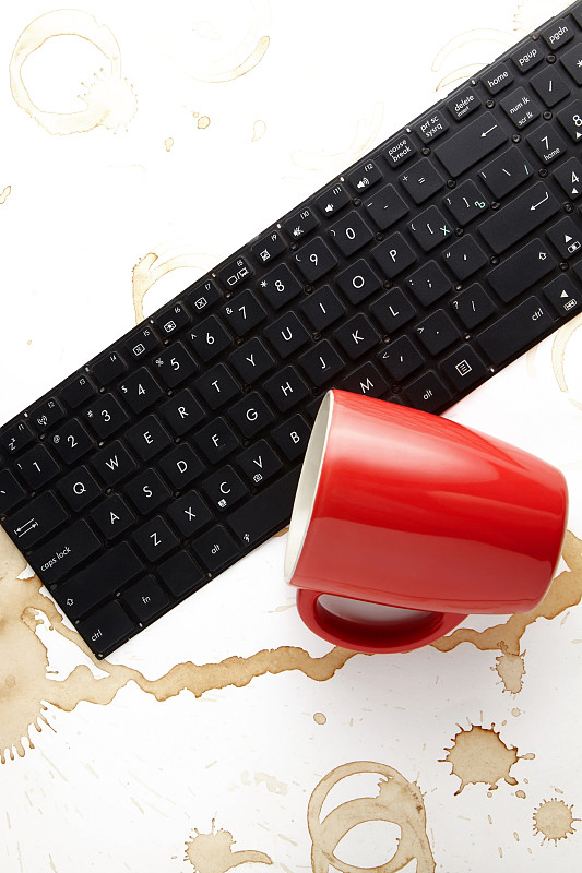 ElinaSafrofzww's tweet photo. Finally submitted the final project after 3 sleepless nights—coffee stains all over my keyboard, but that DONE feeling hits different!， https://t.co/tXjKJP6W0p