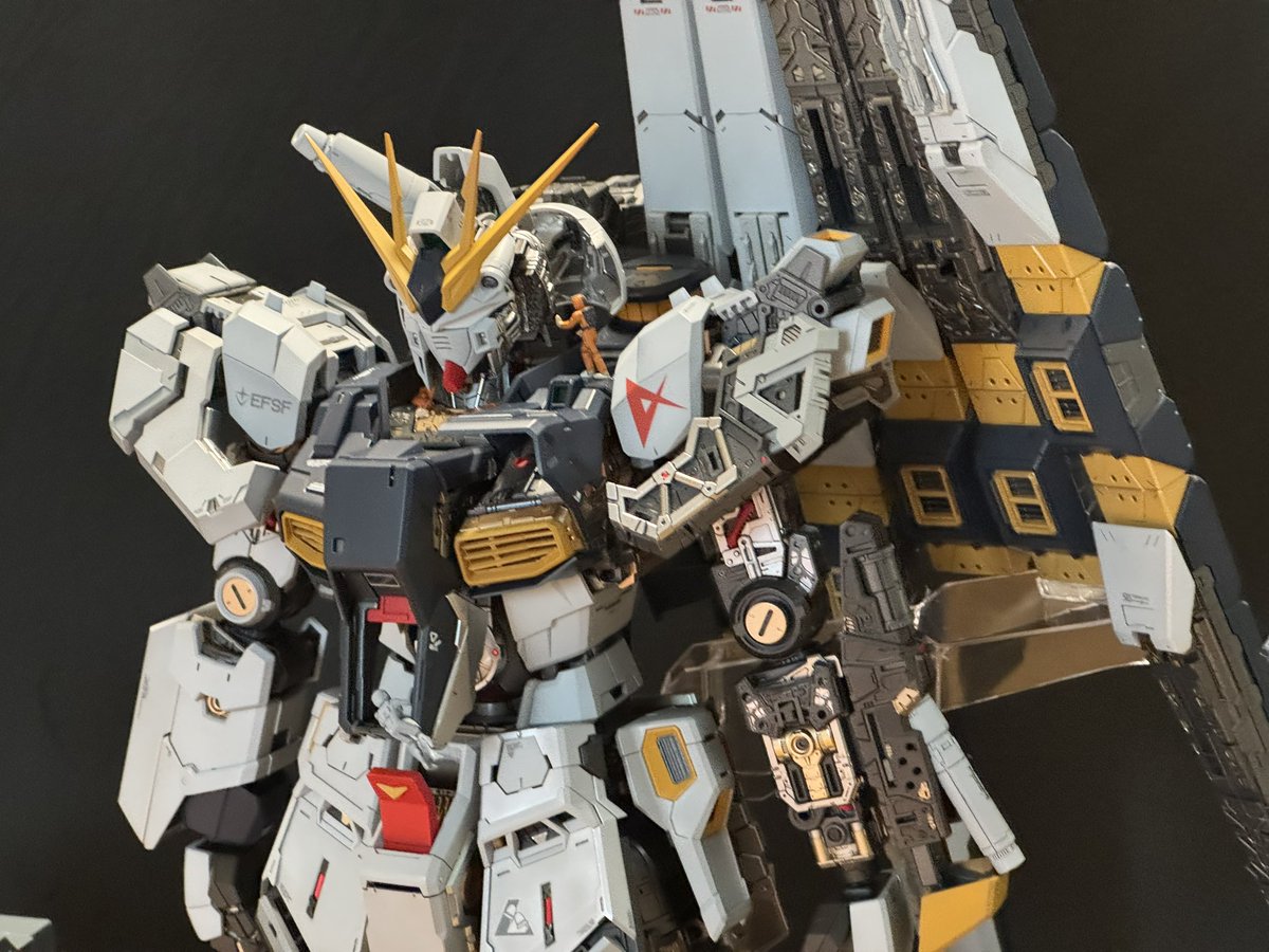 pop_muramura2's tweet photo. 「νガンダム 建造中」
完成です✨

内部や装甲裏まで塗り分ける事でPGの大ボリュームキットを隅々までしゃぶり尽くしました。

精密なディテールを活かしたディスプレイを目指したので機会がありましたら色々な角度からご覧頂けると嬉しいです。
45周年の集大成を実感出来るキットでした
#ガンプラ https://t.co/kjex6asKCF