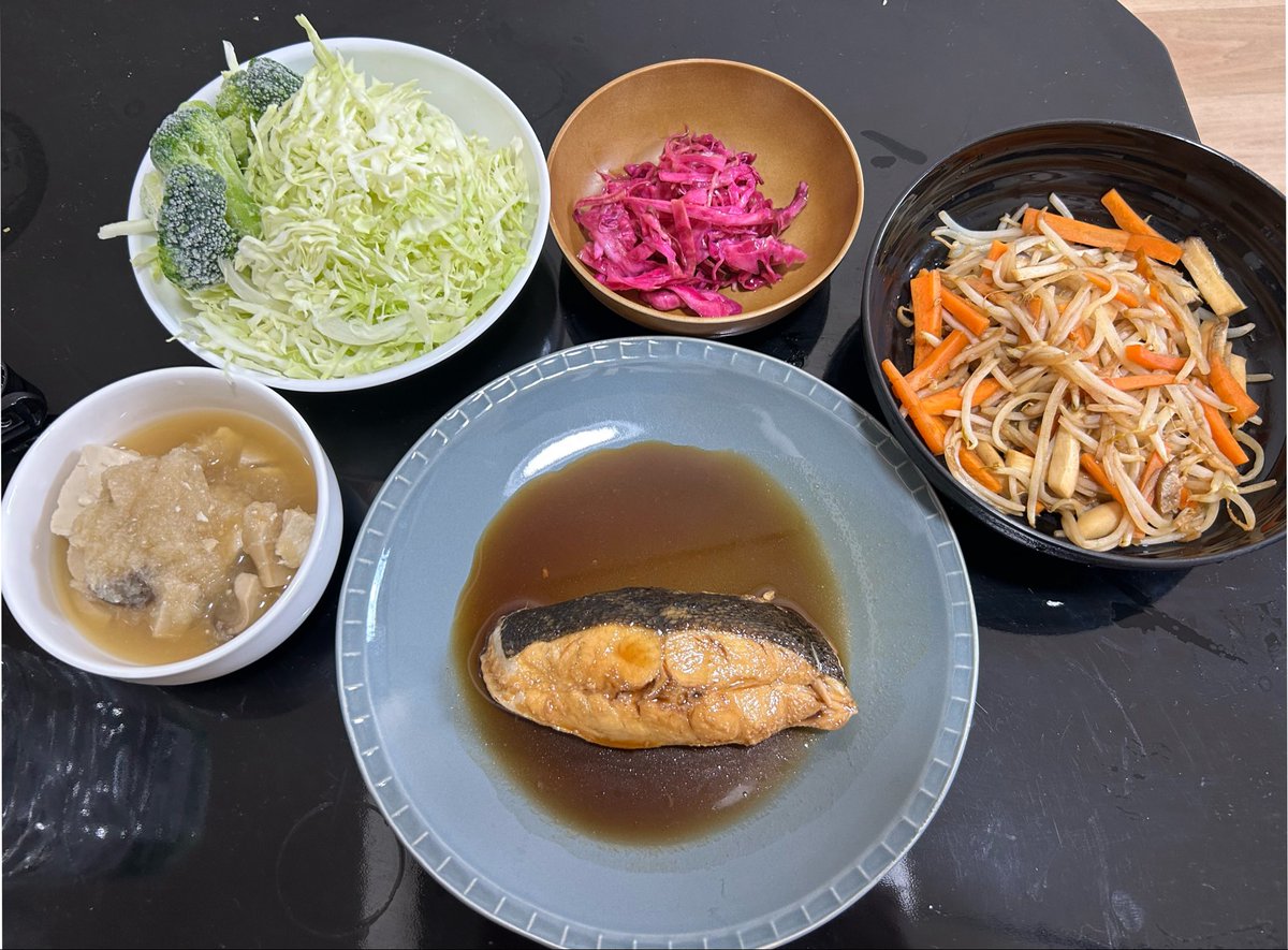 ossanaaaa's tweet photo. #ダイエット飯
#おうちごはん
#晩ごはん

冷蔵庫の中がすっからかんの為品数激小です😢😢

カレイの煮付け
野菜
豆腐とエリンギのみぞれ煮
紫キャベツのラペ
もやしとエリンギと人参のオイスター炒め

明日は買い物に行かないと！💪☺️ https://t.co/VKnsLGaWh0