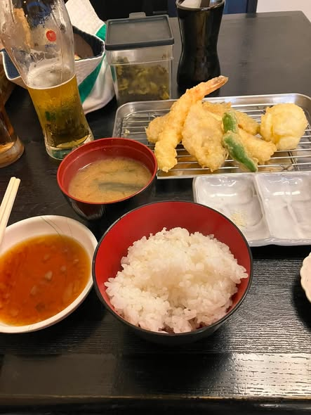 MonthlyBOATRACE's tweet photo. #gohimura
昼飯で入った店はご飯、味噌汁が食べ放題でした。若い人ならおかわりをするでしょう。1,000円で肉食べ放題の店もあります。小岩らしさです。都内の家賃の高いところではできません。派手な生活より、地についた生活のボートを勧めます。舟券も派手なオッズばかり買っていると破綻します。 https://t.co/UIaoZBN6fn