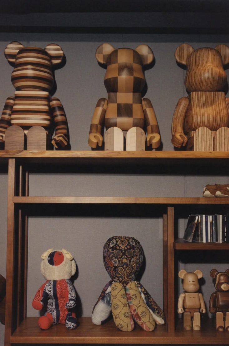kimchuucoffee's tweet photo. — 📸╰› A través de Substack, Bella Freud publicó sobre la colección de arte de RM

Esta semana, el invitado es RM de BTS, un gran mecenas y amante del arte.

En la imagen se puede ver parte de su colección en su estudio, que incluye obras de Suh Seung-Won, Takashi Murakami, https://t.co/I0pG5IFpyt