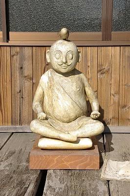 K66zaurus's tweet photo. 映画の『聖地』は愛知県。

春日井市の円福寺には
『人魚の肉を食べて不老不死になった八百比丘尼が身を隠した洞窟』があるし、

愛知県佐久島の海神様の像が島次郎だし、

名古屋近くの熱田神宮が発祥の犬張子はセイレーンっぽいし

しるこサンドは名古屋のお菓子だしね。

#映画ちいかわ https://t.co/iPDBiq5z7J