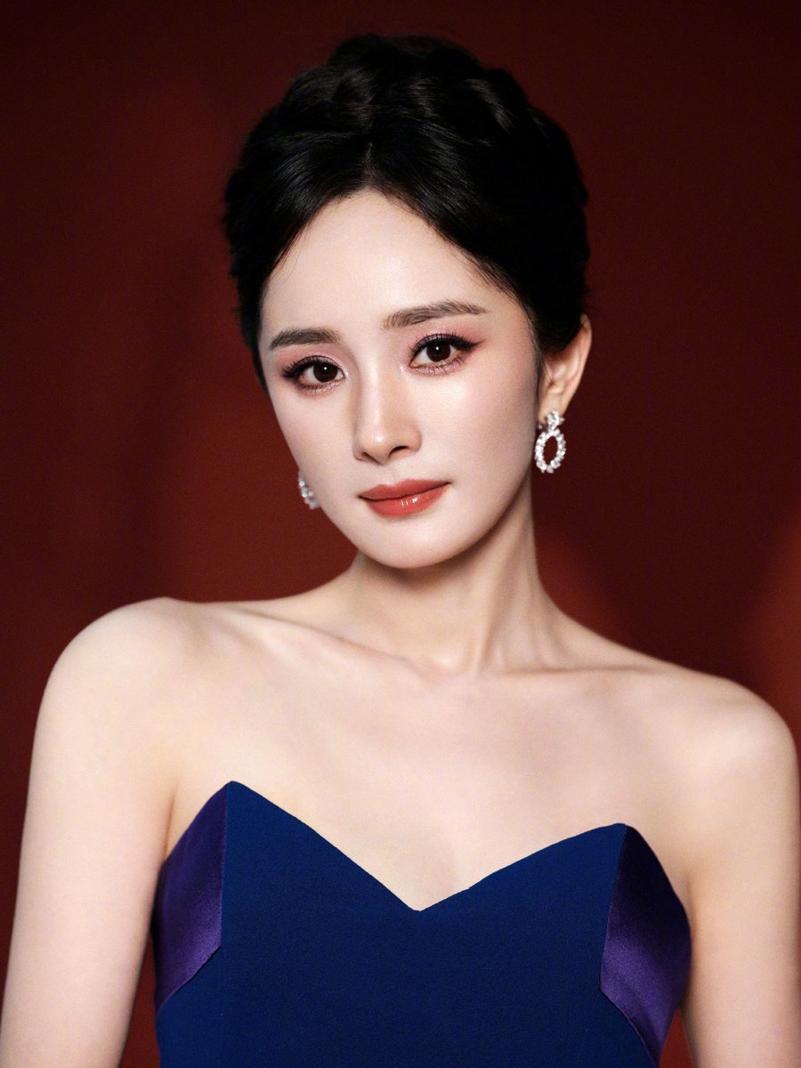 bai_lu_twh's tweet photo. #YangMi #MiMi #杨幂🇨🇳💓💓💓
Yang Mi  in her second look for 2025 Weibo TV &amp; Internet Video  Summit
#WeiboTVAndInternetVideoSummit2025
miles-long legs😍😍😍
#QueenMi👑👑👑 https://t.co/w0ojexyr7N