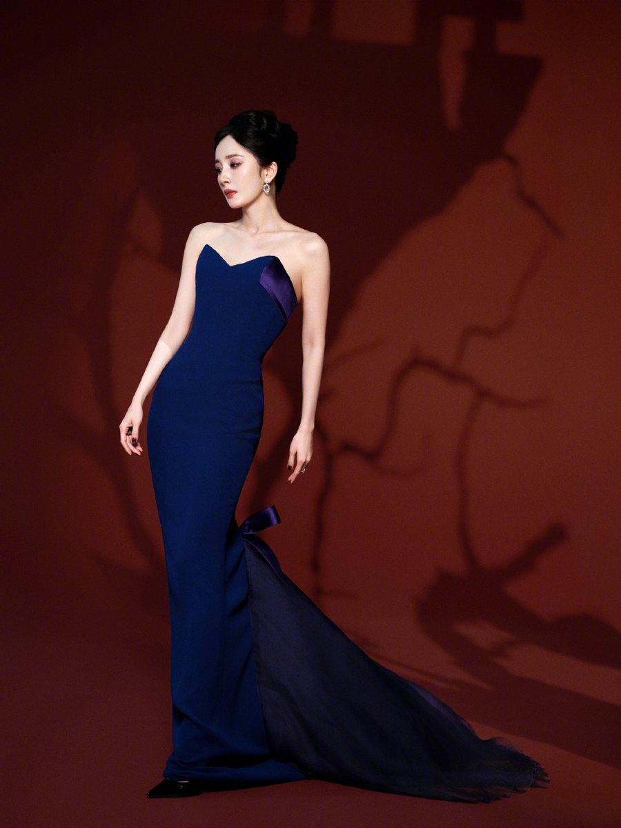 bai_lu_twh's tweet photo. #YangMi #MiMi #杨幂🇨🇳💓💓💓
Yang Mi  in her second look for 2025 Weibo TV &amp; Internet Video  Summit
#WeiboTVAndInternetVideoSummit2025
miles-long legs😍😍😍
#QueenMi👑👑👑 https://t.co/w0ojexyr7N