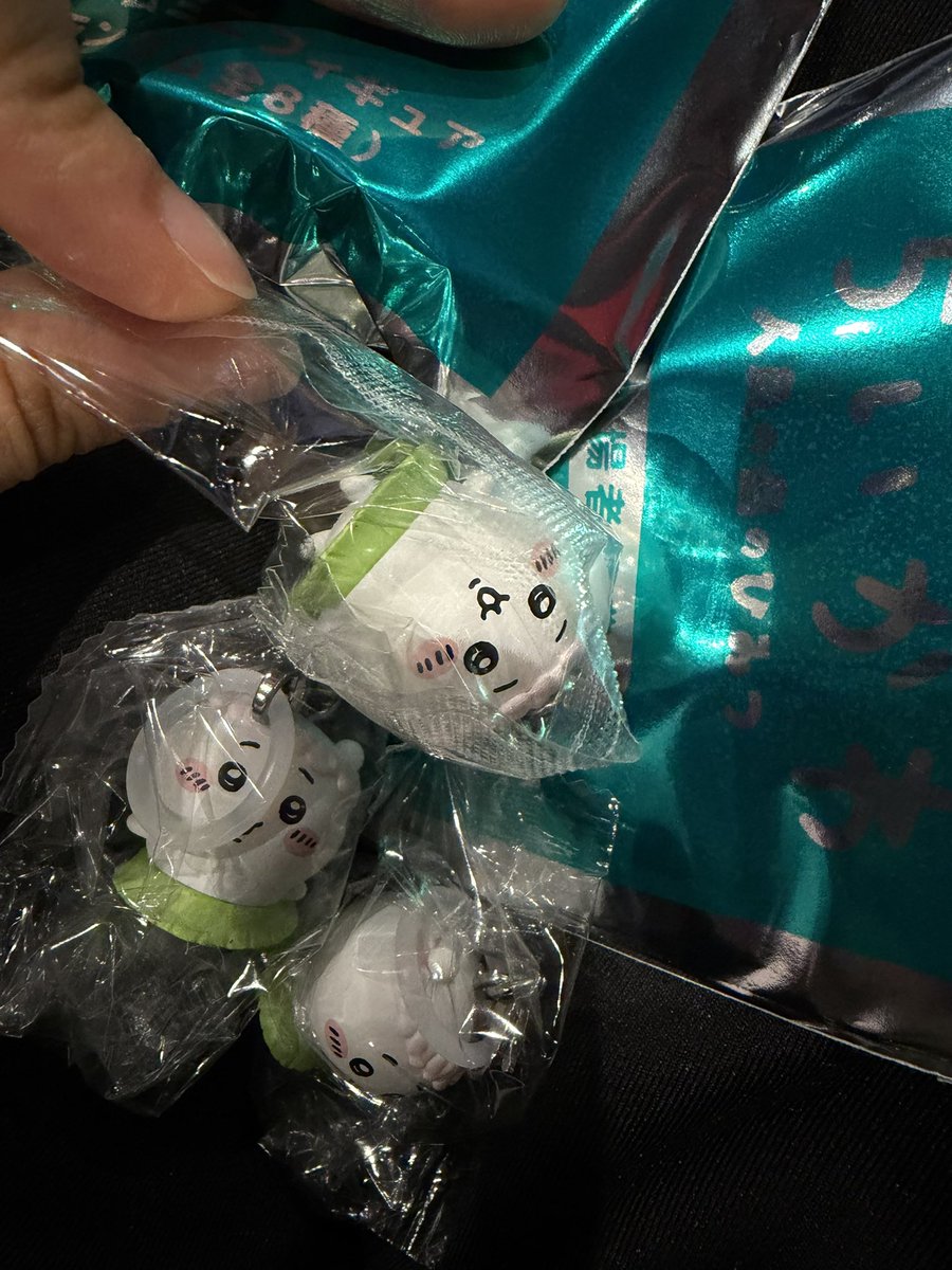 pnuyuu's tweet photo. 特典チャーム3つともちいかわは悲しすぎた😭
無事交換決まってよかった、、 https://t.co/5uqZOjJ8P4