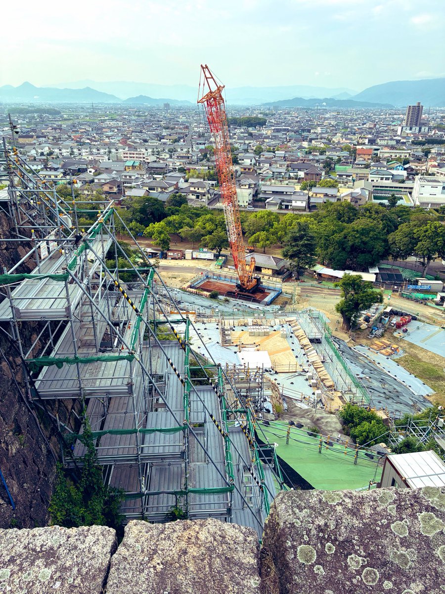 sinn_656's tweet photo. 早朝🏯🚶‍♀️🐕
暑すぎて日の出と共に出撃。なんとも言えない雲。
ネッコと対峙しながら天守閣まで登ると2018年に崩落した石垣の根本の部分から再構築が始まっている模様。 https://t.co/cYkAzpF3xT